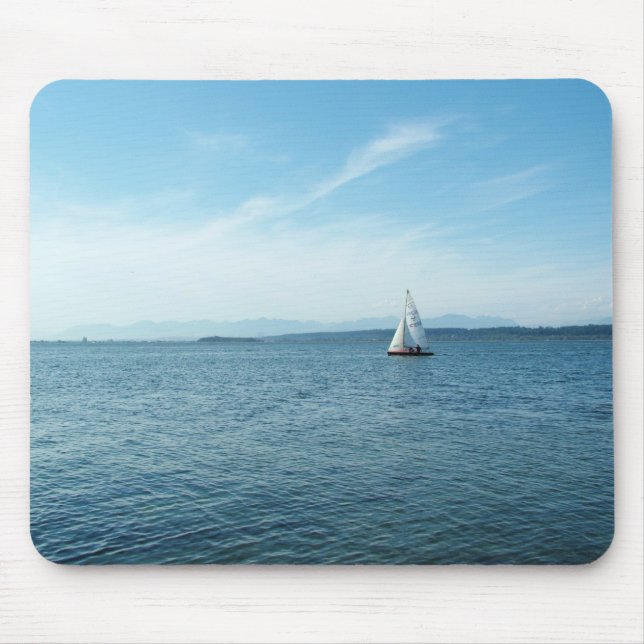 Meer und Segelboot unter blauem Himmel Mousepad (Vorne)