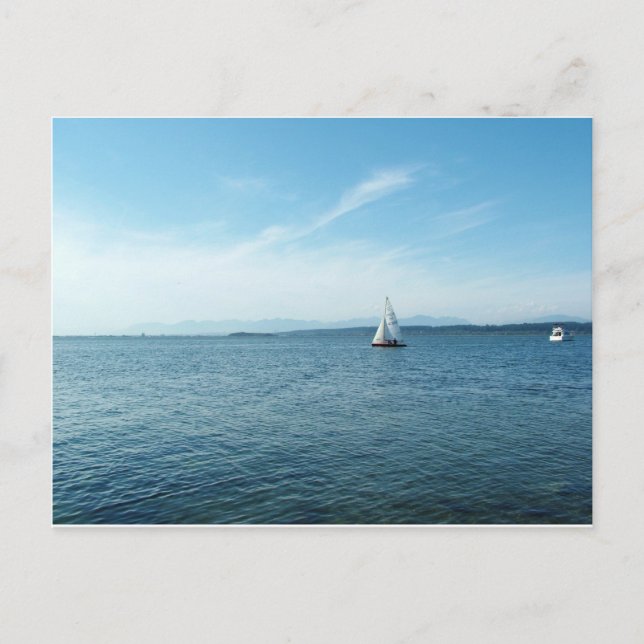 Meer und Segelboot unter blauem Himmel Postkarte (Vorderseite)