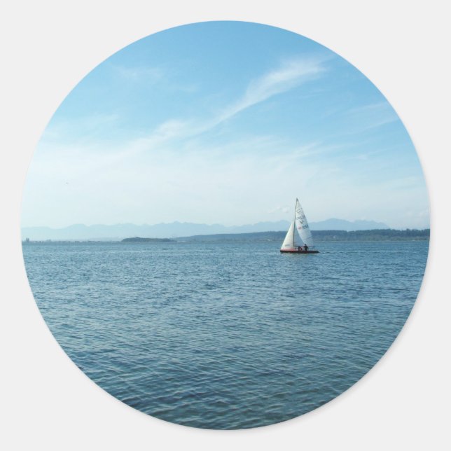 Meer und Segelboot unter blauem Himmel Runder Aufkleber (Vorderseite)