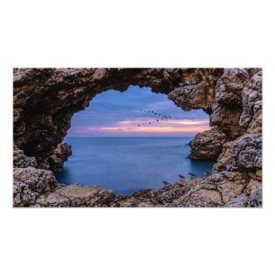 Meerblick von der Öffnung einer felsigen Höhle in Fotodruck