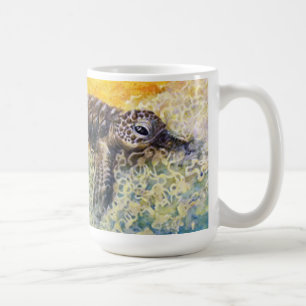 Meeresschildkröte Hatchling, der die Brandung Kaffeetasse
