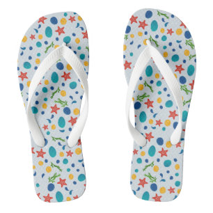 Meeresstrand mit Seestern, Muscheln und Kies Flip Flops