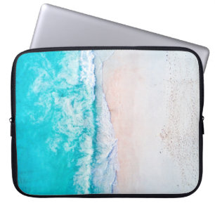 Meeresstrand, schöne Landschaft, Reisethema. Laptopschutzhülle