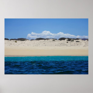 Meereswellen am Sandstrand unter blauem Himmel Poster