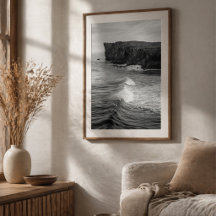 Meereswellen, die gegen felsige Küstenklippen abst