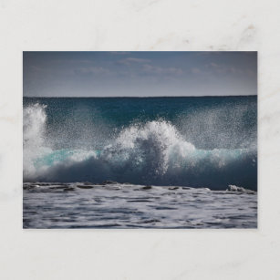 Meereswellen, die im Meer abstürzen Postkarte