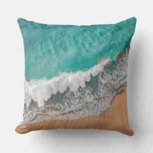 Meereswellen waschen sich über den Sandstrand Kissen
