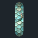 Meerjungfrau auf Meerjungfrau-Schwanz-Skala Skateboard<br><div class="desc">Hübsches Muster der Fischwaagen in Blau- und Grüntönen mit Marmeid.</div>