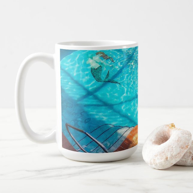 Meerjungfrau in einem Schwimmbad Kaffeetasse (Mit Donut)