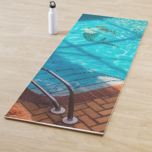 Meerjungfrau in einem Schwimmbad Yogamatte