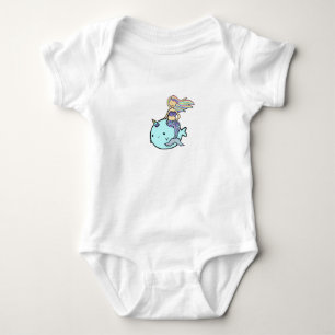 Meerjungfrau mit Regenbogenhaar, die ihr Haustier  Baby Strampler