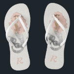 Meerjungfrau mit rosa Haar und Monogramm Flip Flops<br><div class="desc">Rufen Sie alle Meerjungfrauen! Dieses feminine Design zeichnet sich durch eine wunderschöne Meerjungfrau aus,  deren langwelliges,  rosa Haar über ein abstraktes,  neutrales Punktmuster schwebt. Personalisieren Sie mit Ihrem Monogramm für ein phantastisches Paar personalisierter Flip Flops. Diese machen großartige Bräunungsgeschenke für Strand oder Hochzeiten in Urlaubsort.</div>