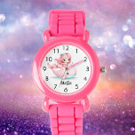 Meerjungfrau-Rosa-Mädchenname unter Wasser Armbanduhr<br><div class="desc">Stellen Sie Ihren Kleinen mit unserer bezaubernden personalisierten Mädchenuhr der Freude am Zeitvertreib vor. Diese Armbanduhr mit einem hübschen Design eines süßen Meerjunges, das mit einem freundlichen Wal auf einem knusprigen weißen Hintergrund schwimmt, ist ebenso bezaubernd wie praktisch. Charmantes Design: Ein niedliches Meerjungfrau, das mit einem spielerischen Wal auf weißem...</div>