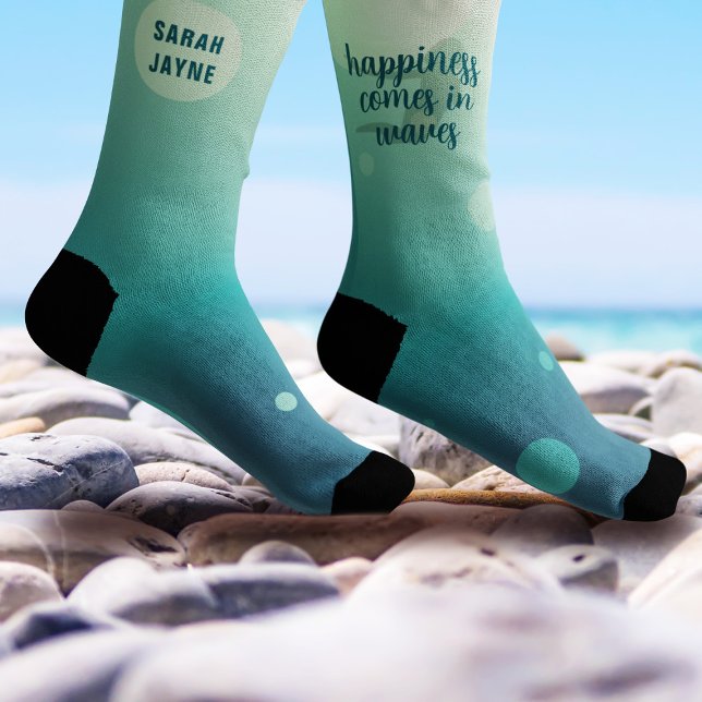 Meerjungfrau Zitat Türkisblaue Socken (Happiness does come in waves & if you love mermaids and socks, these are just for you. Add your name)