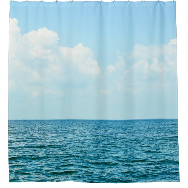 Meerwasser, klarer blauer Himmel. Duschvorhang (Vorderseite)