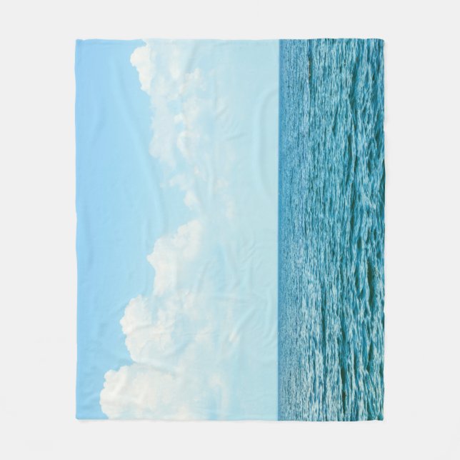 Meerwasser, klarer blauer Himmel. Fleecedecke (Vorderseite)