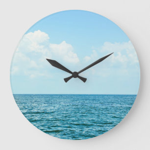 Meerwasser, klarer blauer Himmel. Große Wanduhr