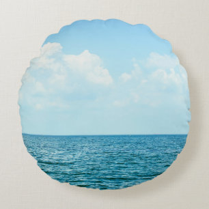 Meerwasser, klarer blauer Himmel. Rundes Kissen