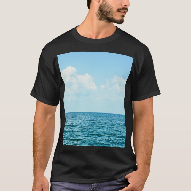 Meerwasser, klarer blauer Himmel. T-Shirt (Vorderseite)