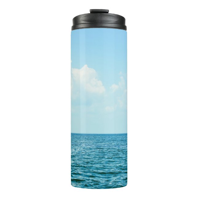 Meerwasser, klarer blauer Himmel. Thermosbecher (Vorderseite)