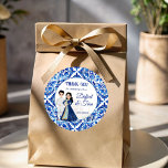 Mehndi Sangeet indische Hochzeit niedliche Gefälli Runder Aufkleber<br><div class="desc">Blaues und weißes niedliches Brautpaar Karikatur Indische Gastgeschenke Hochzeiten kundenspezifische Gefälligkeitskleber und Angel bevorzugt personalisierte Druckfavoriten Aufkleber</div>