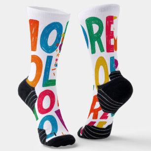 Mehr Farbe Mehr Liebe Spielerei Regenbogen-Typogra Socken