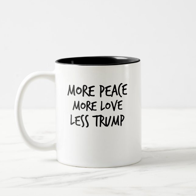 Mehr Frieden mehr Liebe weniger Trumpf AntiTrump Zweifarbige Tasse (Links)