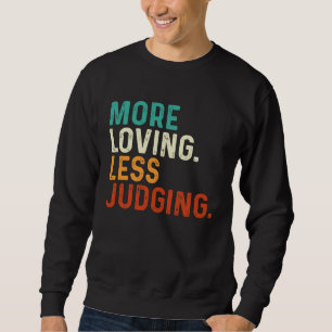 Mehr Liebe Weniger Urteilen Retro Vintage Bekleidu Sweatshirt