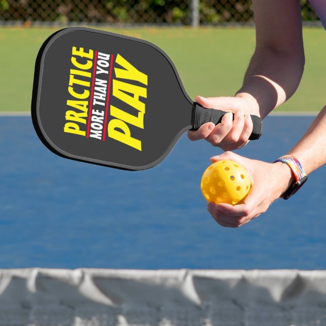 Mehr praktizieren | Motivierend Phrase Red Typogra Pickleball Schläger (InSitu)