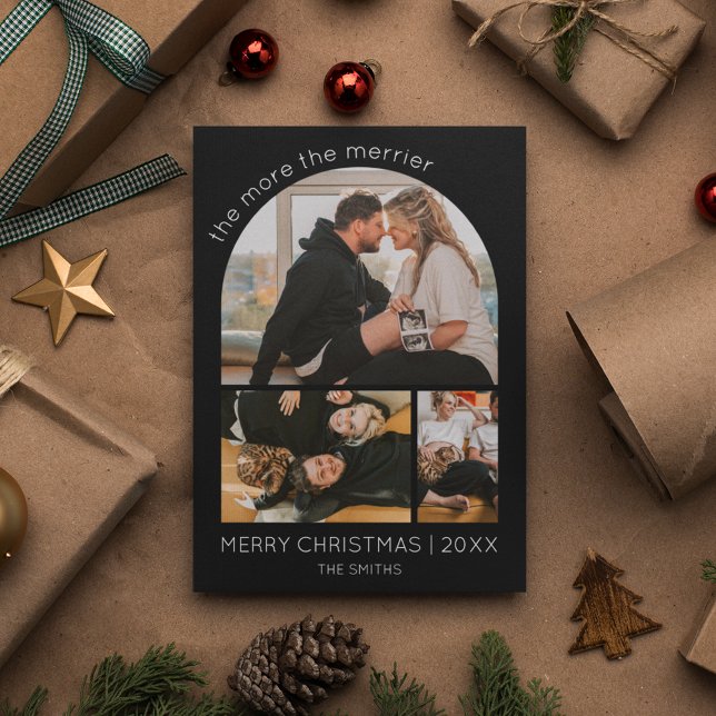Mehr zum Merrier Arch Foto Weihnachtsschwangerscha Feiertagskarte (The more the merrier arch photo collage minimalist black and white pregnancy announcement)