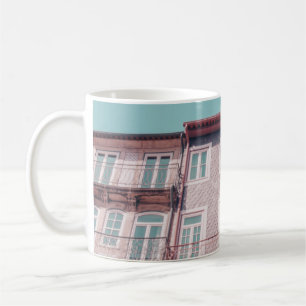 MEHRERE PINKHÄUSER MIT GLASFENSTER KAFFEETASSE