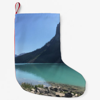 MEHRFARBIGE KANOE, DIE IM DOCK AM SEE FESTGELEGT S KLEINER WEIHNACHTSSTRUMPF