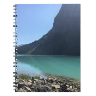 MEHRFARBIGE KANOE, DIE IM DOCK AM SEE FESTGELEGT S NOTIZBLOCK