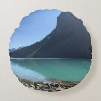 MEHRFARBIGE KANOE, DIE IM DOCK AM SEE FESTGELEGT S RUNDES KISSEN