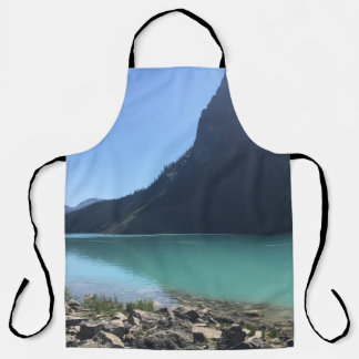 MEHRFARBIGE KANUS AM STEG IM SEE VERTÄUT SCHÜRZE