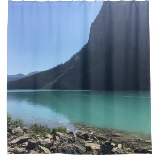 MEHRFARBIGE KANUS AM STEG IN EINEM SEE VERTÄUT DUSCHVORHANG