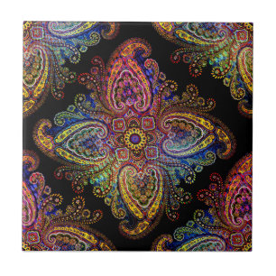 Mehrfarbige Nadelrad-Paisley auf Schwarz Fliese