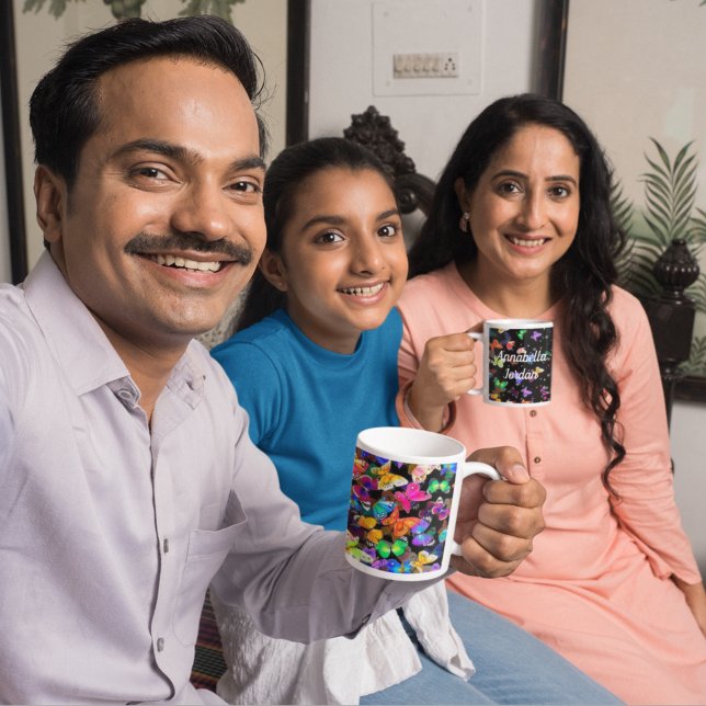 Mehrfarbige Schmetterlinge auf schwarzem Hintergru Kaffeetasse (Von Creator hochgeladen)