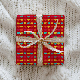 Mehrfarbige stilvolle handgezeichnete Herzformen Geschenkpapier