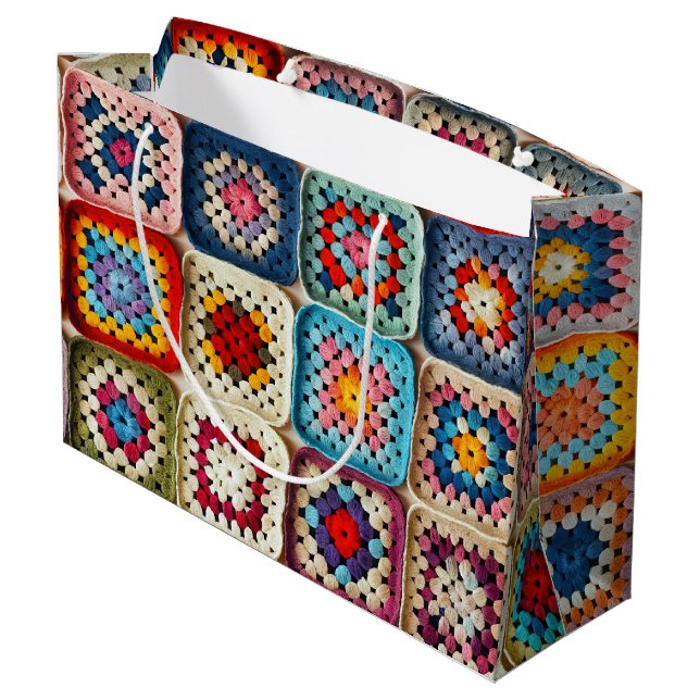 mehrfarbiges Crocheted Granny Square Quilt Große Geschenktüte (Rückseite Schrägansicht)