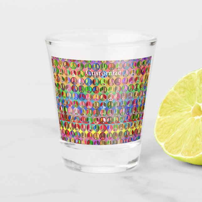 mehrfarbiges Friedenssymbolmuster Schnapsglas (Vorderseite)