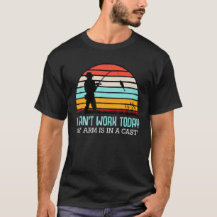 Mein Arm ist in einem verkohlten Fischerboot, das T-Shirt