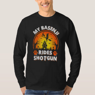 Mein Basenji-Hund fährt mit der Hexe auf der Schro T-Shirt