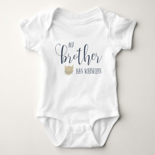 Mein Bruder hat WHISKERS-Typografie Baby Strampler