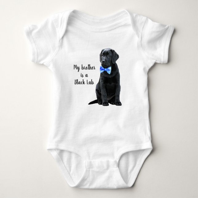 Mein Bruder ist Black Lab - Black Labrador Retriev Baby Strampler (Vorderseite)