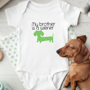 Mein Bruder ist ein Wiener-Outfit Baby-Ankündigung Baby Strampler