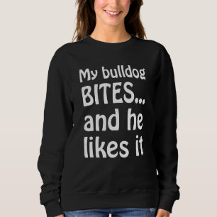Mein Bulldogge beißt, und er mag es, wenn er aussi Sweatshirt