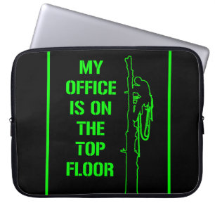 "Mein Büro befindet sich im obersten Stock" grüner Laptopschutzhülle