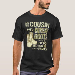 Mein Cousin trägt Kampfstiefel Hunde Tags Proud Mi T-Shirt
