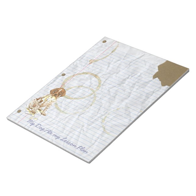 Mein deutscher Kurzzeitpointer hat meinen Lektions Notizblock (angewinkelt)